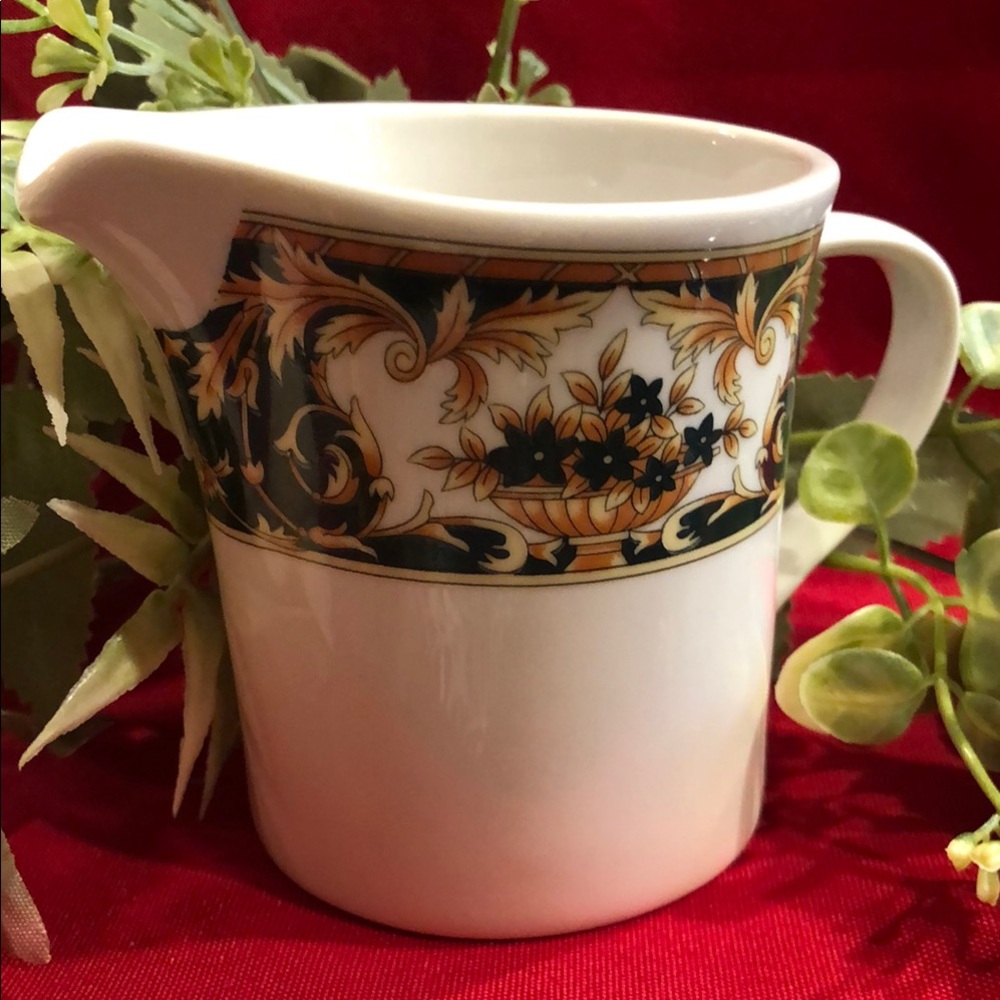 Lynns Elegant Floral Patterned Creamer